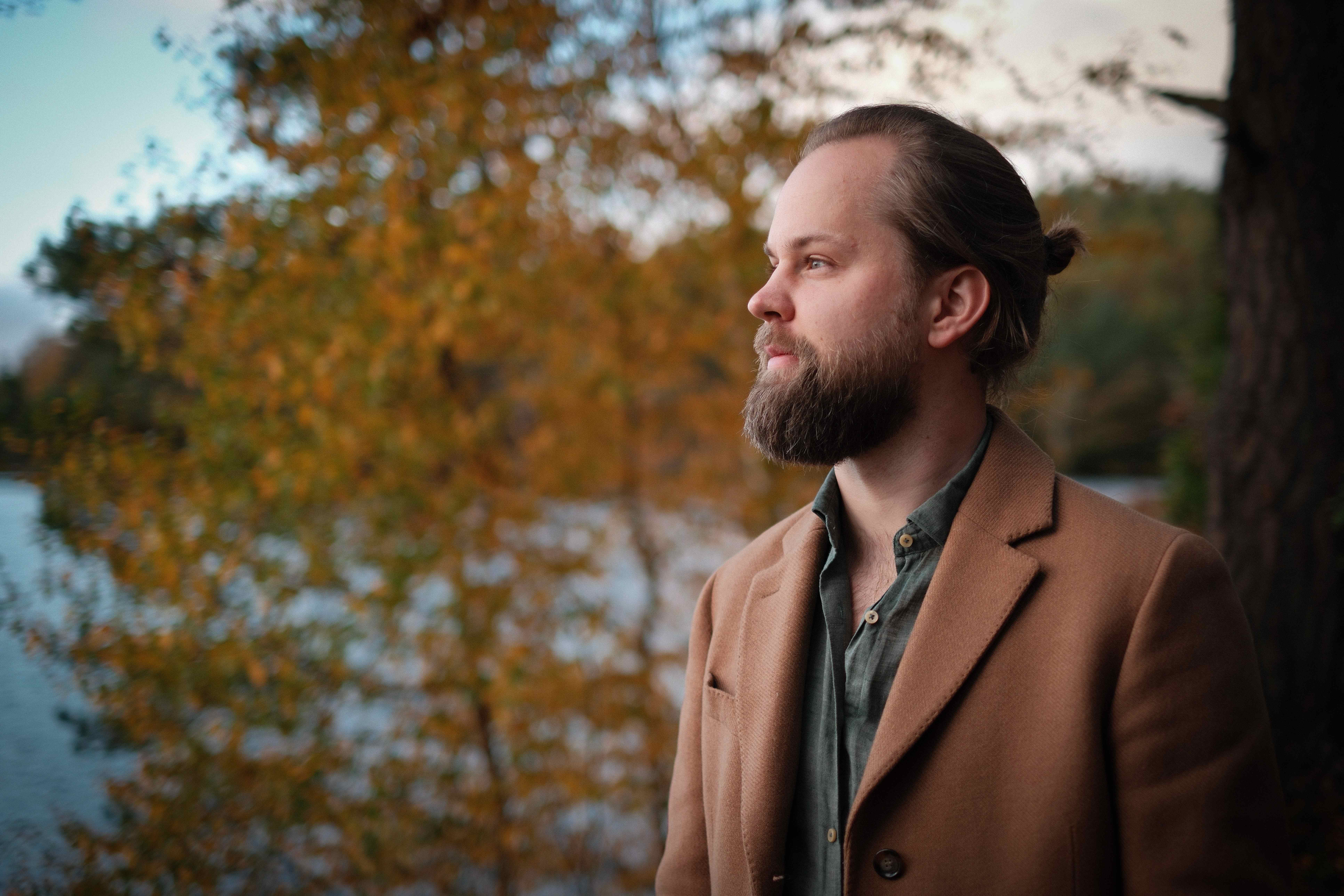 Markus blickar ut över höstlandskapet - ett ögonblick av reflektion